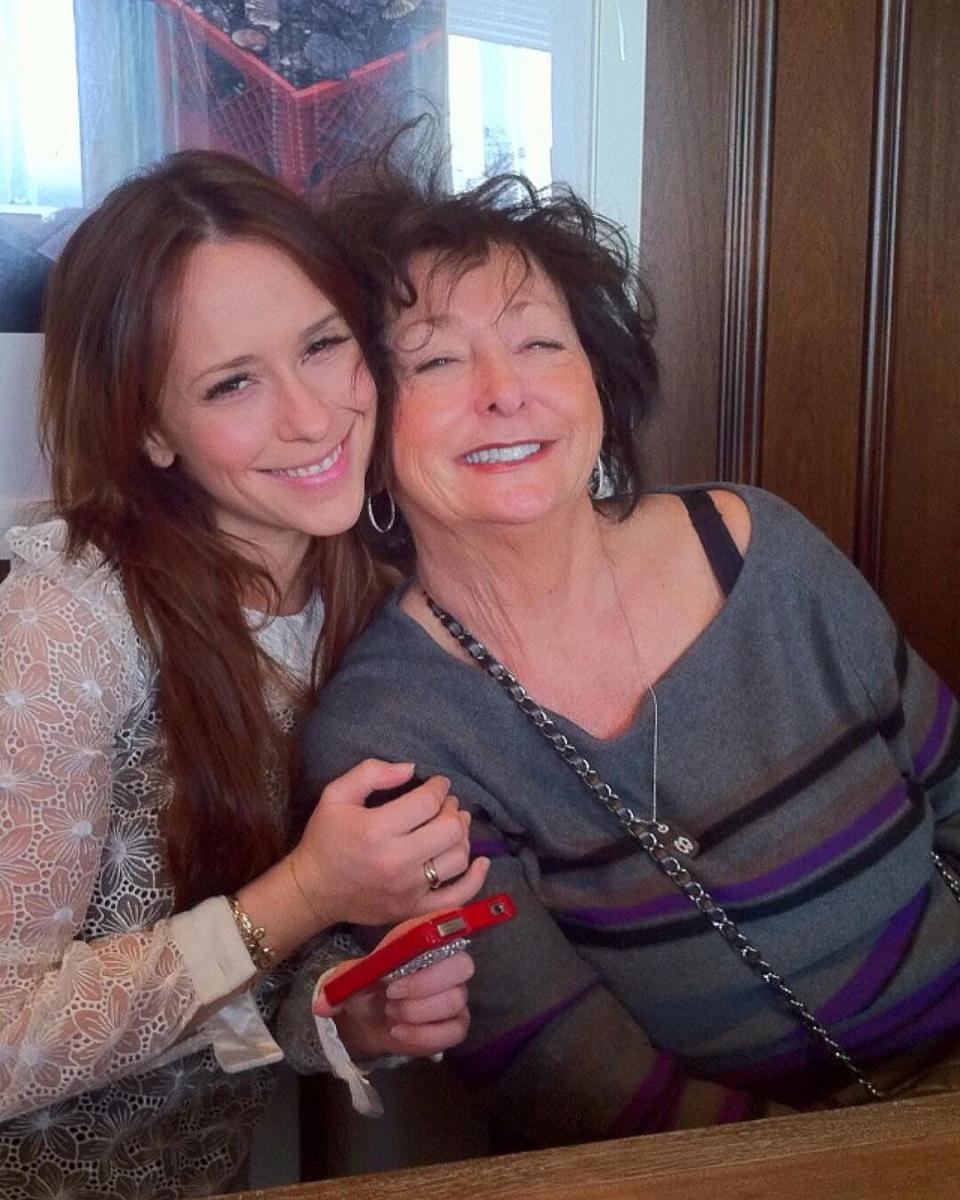 Jennifer Love Hewitt Shares Tribute to Mom 10 Years After Her Death: ‘Wish It Wasn’t So Painful’