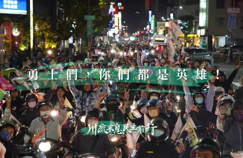 ▲選前展開全台大車掃，引起摩托車騎士跟車，形成「貪食蛇」現象。（圖／搶救王義川臉書）