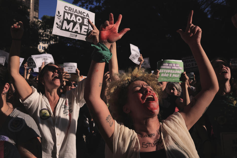 Activistas por el derecho al aborto protestan contra una ley que criminzalizaría el aborto en Sao Paulo, Brasil, el 15 de junio del 2024. (Foto AP/Ettore Chiereguini)