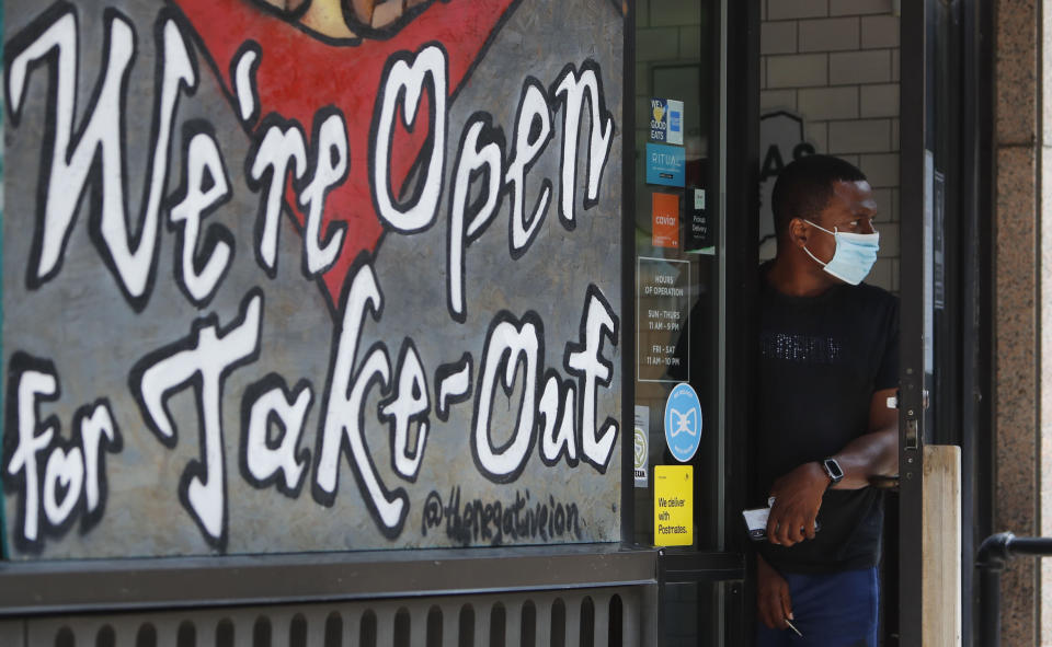 Amid concerns about the spread of COVID-19, a food delivery driver wears a mask at a restaurant in downtown Dallas on July 8. (Photo: AP Photo/LM Otero)