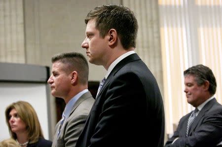 Chicago police Officer Jason Van Dyke, foreground, stands with his attorney Dan Herbert, second from left, on Thursday, May 5, 2016 as they stand before judge Vincent Gaughan at Leighton Criminal Court Building in Chicago, Illinois, U.S.. Cook County prosecutor Lynn McCarthy is at left and defense attorney Randy Rueckert is at far right. REUTERS/Nancy Stone/Chicago Tribune/Pool)