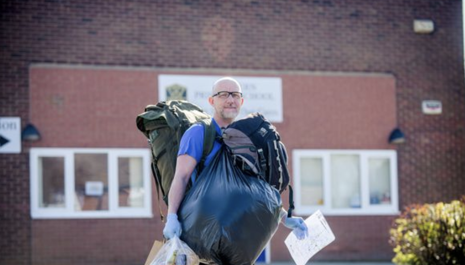 Grundschullehrer Zane Powels liefert Lunchpakete aus. (Bild: Twitter/@HeroesOfCovid19)