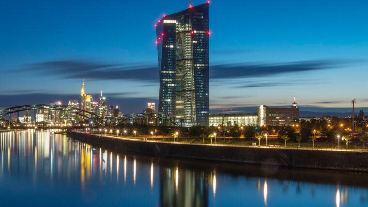 ARCHIV - 13.06.2019, Hessen, Frankfurt/Main: Nach Sonnenuntergang spiegeln sich die Lichter der Bankentürme und Hochhäuser im Wasser des Main, während im Vordergrund die Europäische Zentralbank (EZB) in die Höhe ragt. Trotz einer schwächeren Konjunktur sind die Verbraucher in Deutschland weiter in Kauflaune. Der vom Nürnberger Marktforschungsinstitut GfK monatlich erstellte Konsumklimaindex legte im September erstmals seit mehr als einem halben Jahr wieder zu. Grund für das Plus sei eine deutlich gestiegene Anschaffungsneigung der Bürger in Folge der weiteren Zinssenkung durch die Europäische Zentralbank (EZB), sagte der GfK-Experte Bürkl. Foto: Boris Roessler/dpa +++ dpa-Bildfunk +++ Foto: dpa