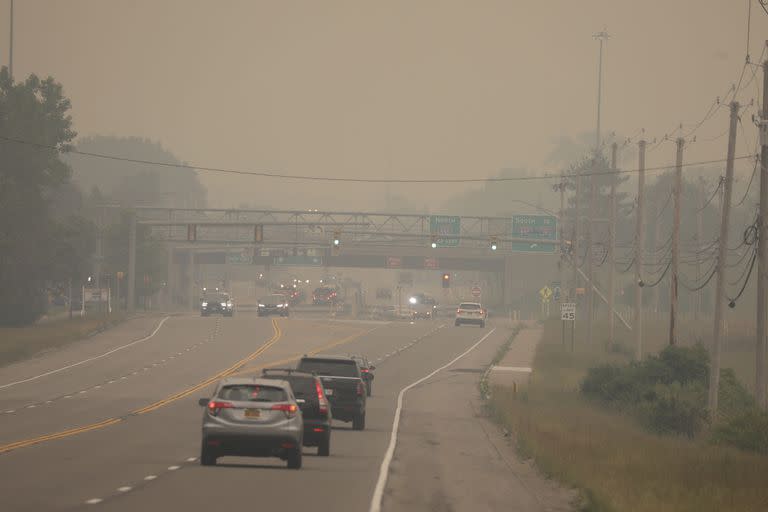 El sol de la mañana arroja un tono amarillo anaranjado sobre el área mientras los automóviles circulan por Winton Road en Brighton, Nueva York