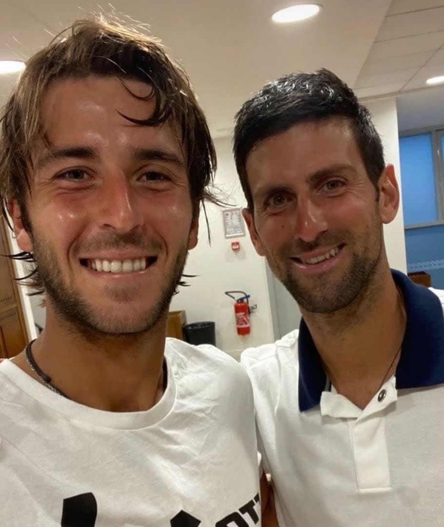 Tomás Etcheverry y la selfie con su ídolo Novak Djokovic: se enfrentarán en el Australian Open