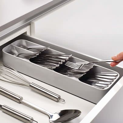 This organiser compactly stores all your cutlery without taking up hardly any space.