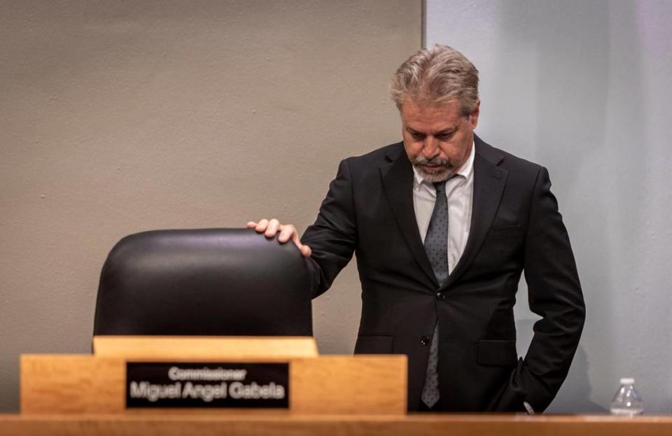 El comisionado Miguel Ángel Gabela junto a su escaño antes del inicio de la primera reunión de la Comisión Municipal de Miami de 2024.