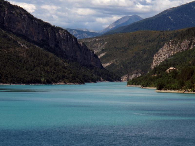 Zum Bezwingen des Verdon waren fünf Staudämme nötig: Der Lac de Castillon gehört zu den schönsten der künstlichen Wasserspeicher. Foto: Sabine Glaubitz