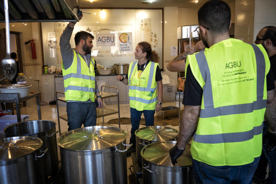 Distribution de nourriture de l’UGAB à Masis et Artashat, Arménie. Aline Kamakian est au centre de la photo.