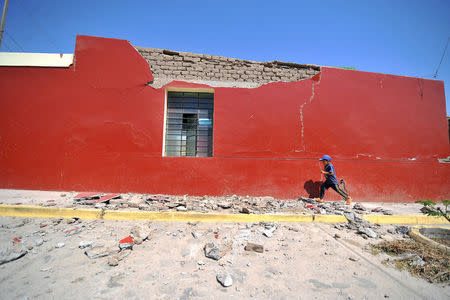 A child runs after a strong magnitude 7.1 earthquake struck the coast of southern Peru, in Acari, Arequipa , Peru, January 14, 2018. REUTERS/Diego Ramos