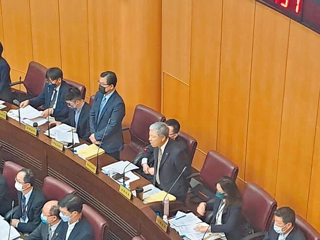 民進黨桃園市議員余信憲22日在市長張善政施政報告時送上「尸位素餐愧對人民」給市府團隊，引爆法務局長賴彌鼎怒火拍桌抗議。（蔡依珍攝）