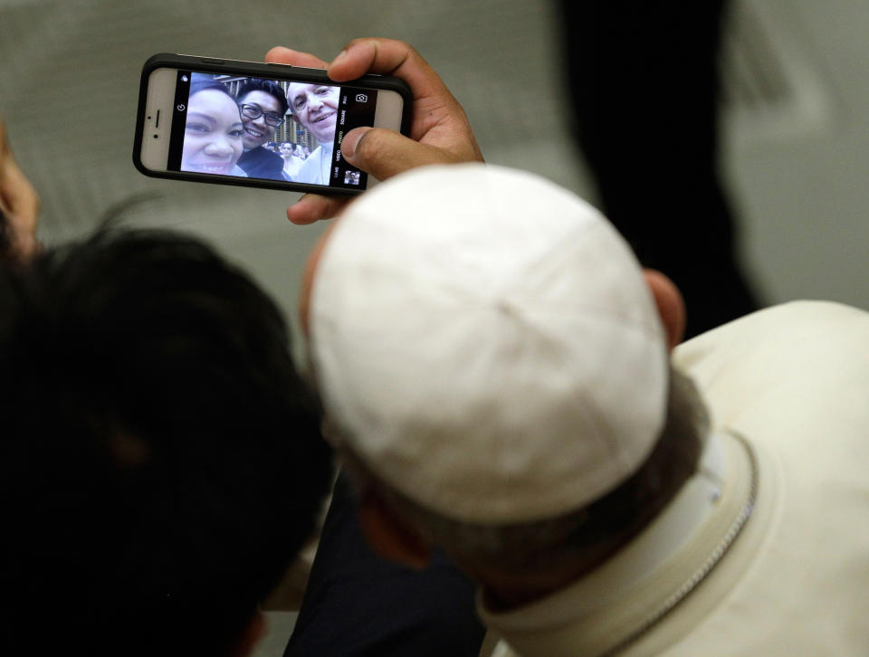 <p>Papst Franziskus stellt sich im Rahmen seiner wöchentlichen Generalaudienz einem Paar für ein Selfie zur Verfügung. (Bild: Gregorio Borgia/AP/dpa) </p>