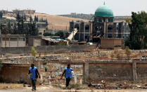 <p>Civil defense members walk in the rebel-held area in Deraa, Syria July 26, 2017. (Photo: Alaa al-Faqir/Reuters) </p>