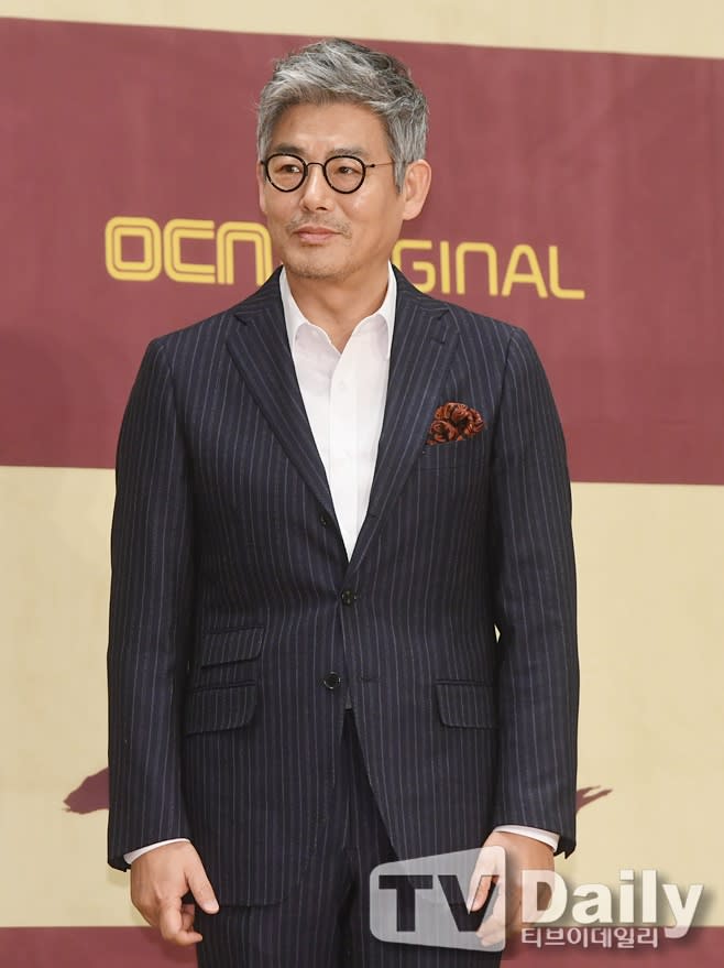 由李瑞鎮、成東鎰、林華映主演的OCN新劇《圈套》(TRAP)1月31日舉辦了發佈會，成東日透露李瑞鎮的角色簡直是為他量身打造，到底是什麼角色這麼厲害呢？