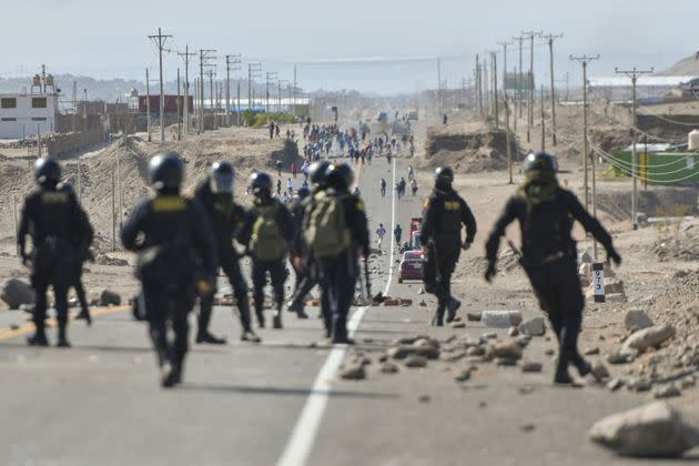 La policía controla la autopista panamericana de La Joya en Arequipa (Perú), durante las protestas contra el Gobierno de Dina Boluarte, el 12 de enero. 