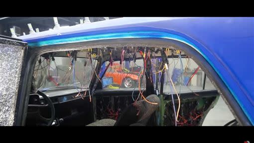 「Garage 54」將Lada轎車裝上300個LED燈泡。（圖／翻攝自Garage 54 Youtube）