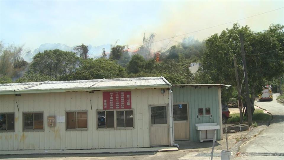 九九峰山底下坪林里　野火逼近附近民宅