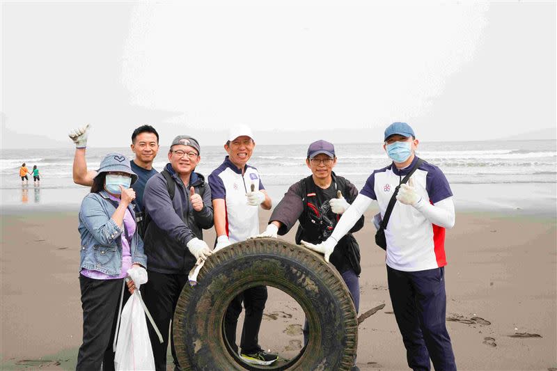 華航永續淨灘行動，志工們清出大型廢棄輪胎。（圖／華航提供）