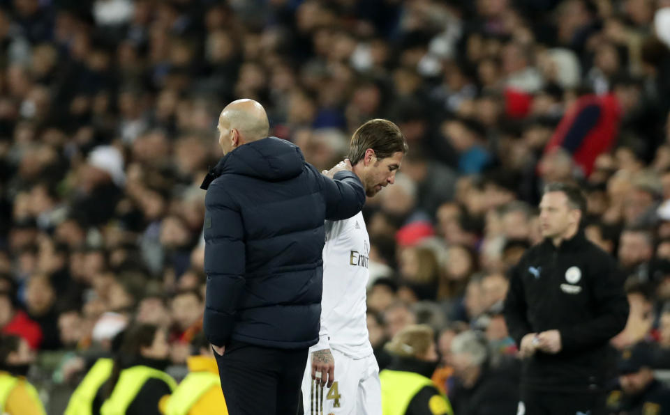 Sergio Ramos (derecha) del Real Madrid es consolado por el técnico Zinedine Zidane tras ser expulsado en el partido contra Manchester City por los octavos de final de la Liga de Campeones, en Madrid, el miércoles 26 de febrero de 2020. (AP Foto/Manu Fernández)