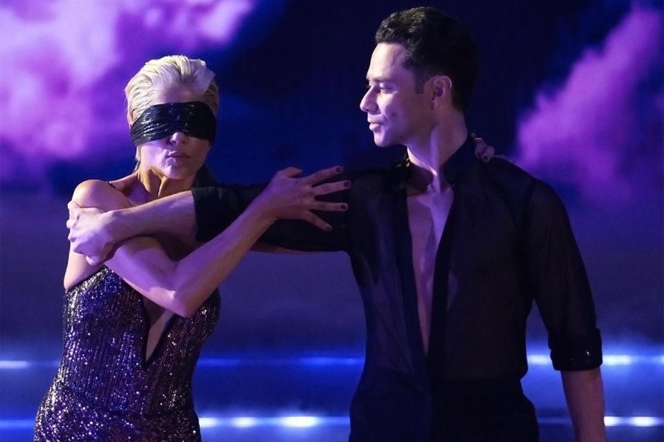 https://twitter.com/officialdwts/status/1577102673953824769/photo/1 So glad this Rumba from @SelmaBlair & @SashaFarber was shared with us ❤️ #DWTS @DisneyPlus #BondNight