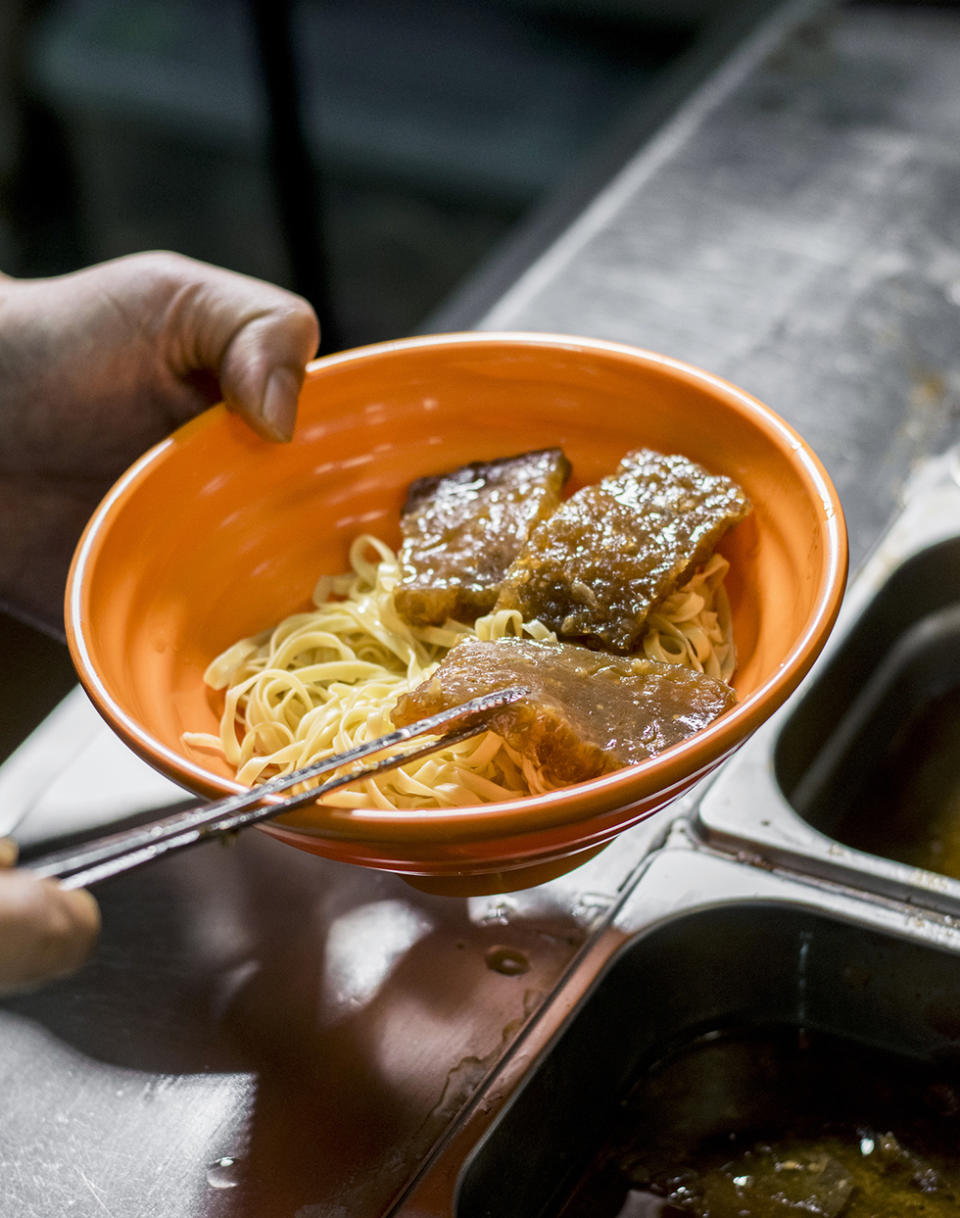 土瓜灣美食︱街坊車仔麵店$41三餸麵 加蝦殼熬成湯膽！入味瑞士汁雞翼