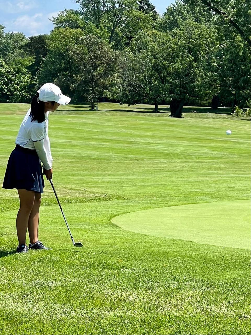 Jodie Han hace un chip en el green del hoyo 18 en el Marion Country Club el martes durante la ronda final del 48.° Campeonato Juvenil Femenino de Ohio. Terminó en segundo lugar en el torneo de golf, que es el torneo femenino más antiguo del estado.