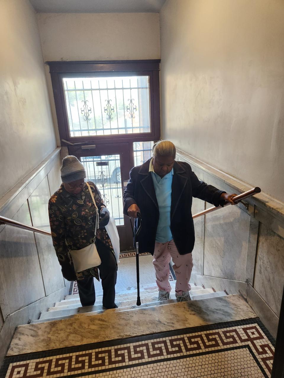 Carolyn McLeod and her sister Edris climb the stairs to the apartment where Carolyn is staying in Chicago. Her breathing isn't as labored after her heart transplant.