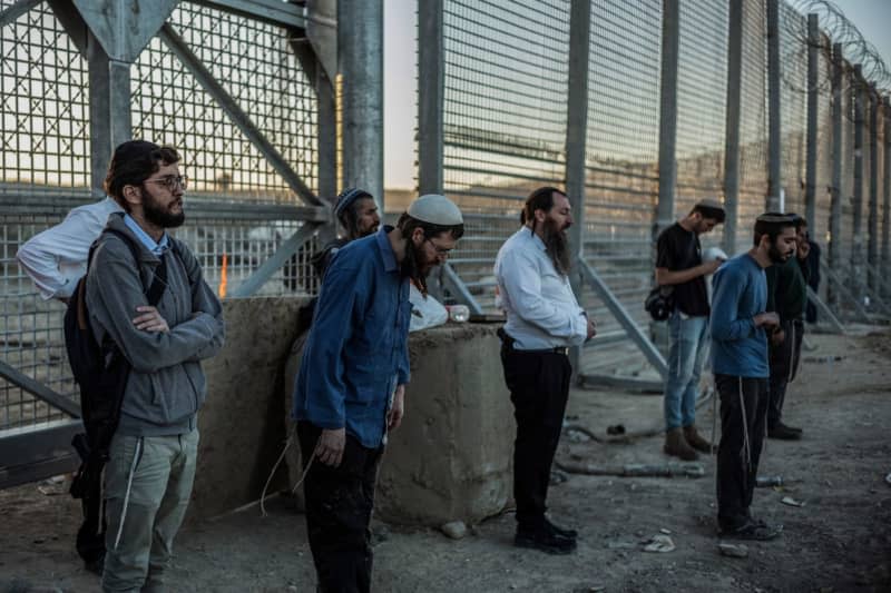 Israeli right wing settlers try to cross into Gaza strip in order to build a settlement. Ilia Yefimovich/dpa