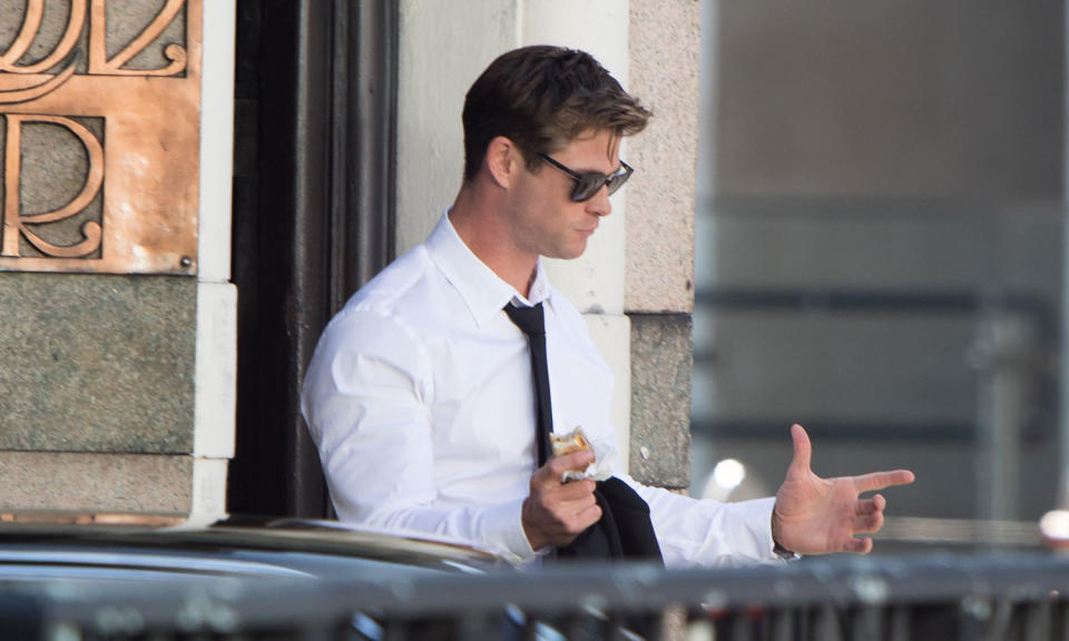 Chris Hemsworth is spotted on the streets of London on Day one of shooting for the new Men in Black Movie. (WENN.com)