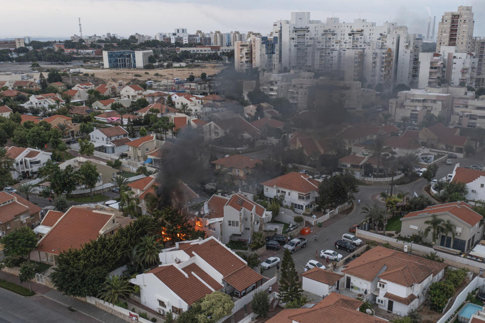 以色列7日遭伊斯蘭主義運動組織「哈瑪斯」從加薩走廊發射火箭突襲。圖為以色列南部城市遭火箭攻擊房屋起火。（美聯社）