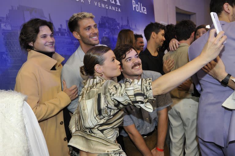 Parte del elenco de ATAV en la presentación para la prensa que se llevó a cabo en un shopping del barrio de Saavedra