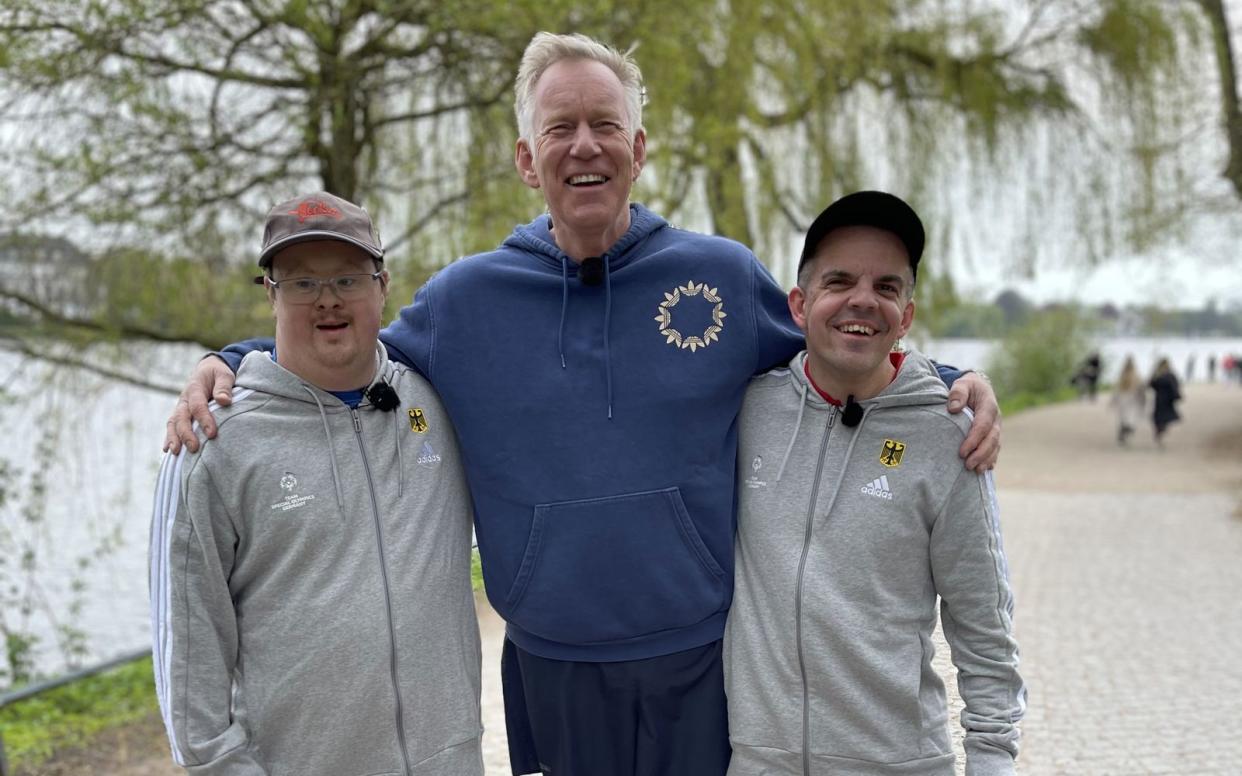 Tom Krohn (links) und Stefan Schlehan (rechts) treten für das deutsche Hockey-Team bei den Special Olympics an. Für eine MagentaTV-Doku trainierten sie mit Johannes B. Kerner. (Bild: MagentaTV)