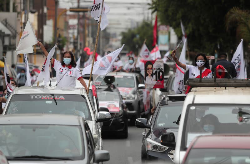 Gente participa en el acto de clausura de la campaña del candidato del partido Acción Popular, Yonhy Lescano, en Lima, Perú, el 8 de abril de 2021.