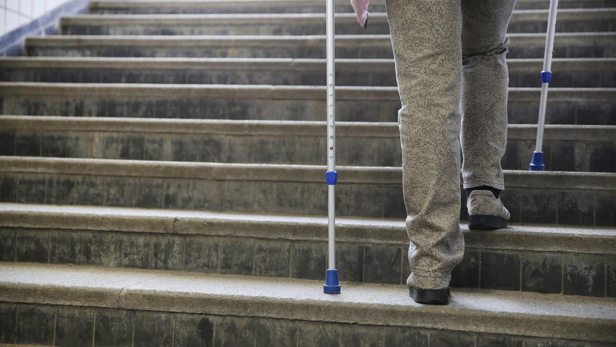 Durch Diabetes werden unter anderem Nerven an den Füßen geschädigt. Da die Betroffenen Verletzungen oft zu spät erkennen, kann es zu einer Infektion oder Blutvergiftung kommen. Foto: Mascha Brichta