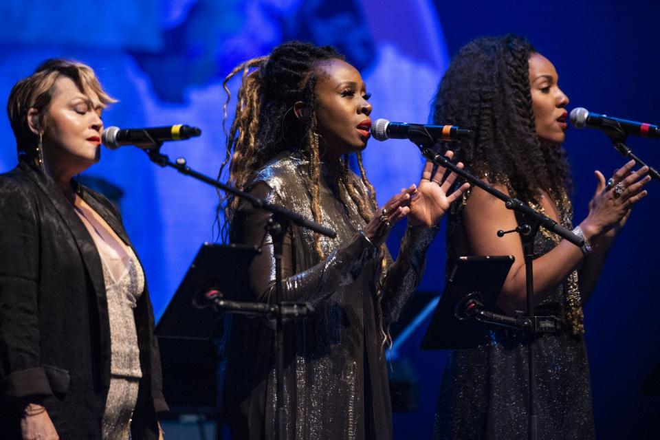 Backup singers for Christopher Cross perform