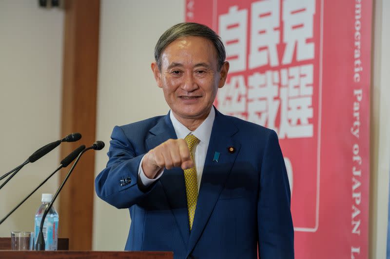 Foto del lunes de Yoshihide Suga en una rueda de prensa en Tokio