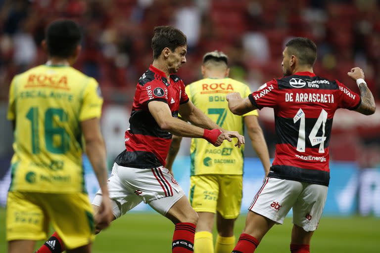 El uruguayo Giorgian De Arrascaeta se une a Rodrigo Caio, que inicia la carrera del festejo de su gol, el primero de Flamengo sobre Defensa y Justicia