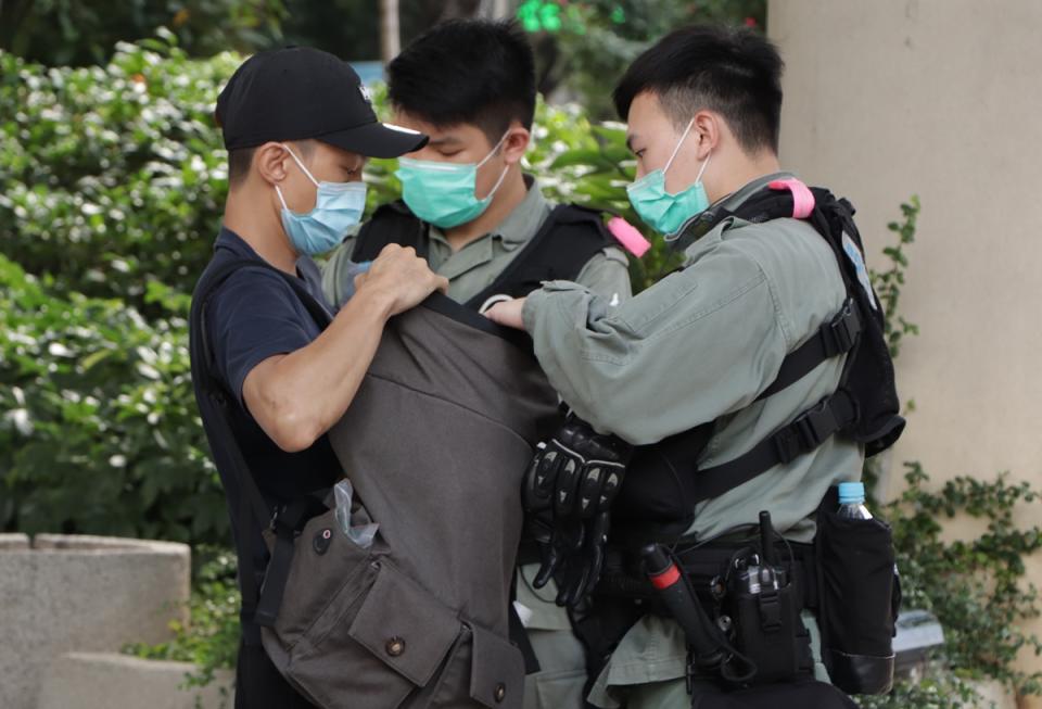 大陸人大今天將審查港版國家安全法，連日來香港再度不平靜，警方搜捕可疑人士處處可見。（檔案照）