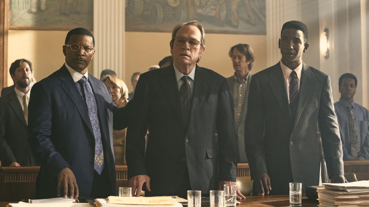  Jamie Foxx as Willie Gary, Pamela Reed as Annette O'Keefe, Tommy Lee Jones as Jeremiah O'Keefe and Mamoudou Athie as Hal Dockins in a courtroom in The Burial. 
