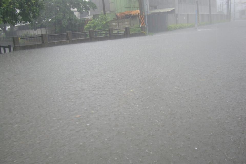吉林三路與吉林路129巷口為中壢工業區邊界範圍，每逢颱風豪大雨，常有積淹水情形。圖：水務局提供