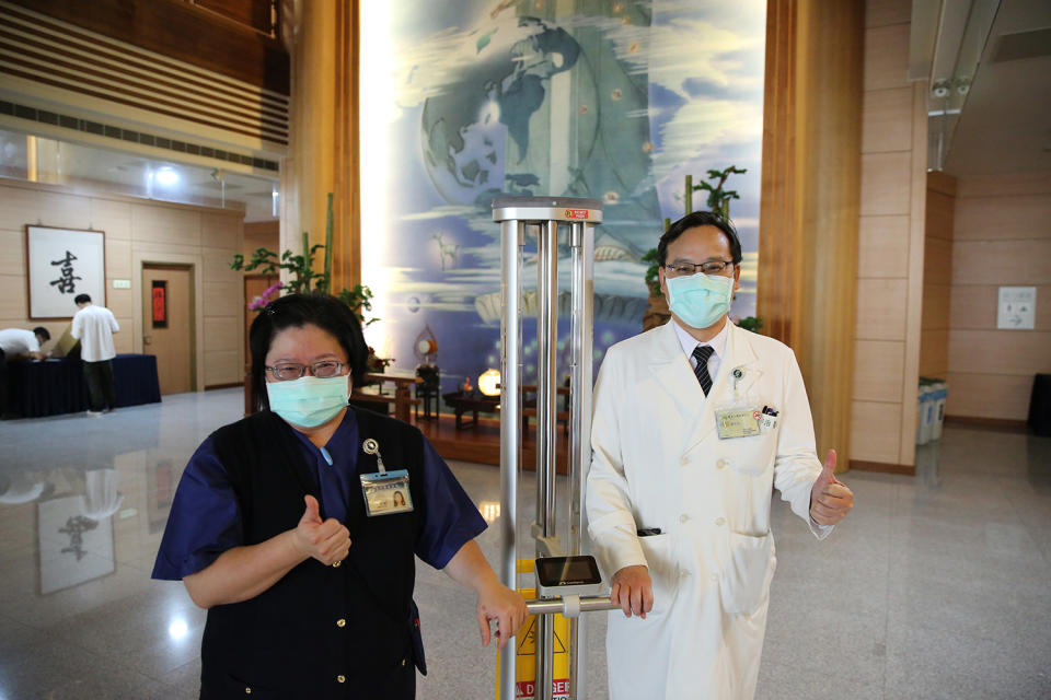 腎臟內科主任徐邦治(右)與血液透析室護理長林欣穎覺得有滅菌機器人到位，同仁、病人都安全。