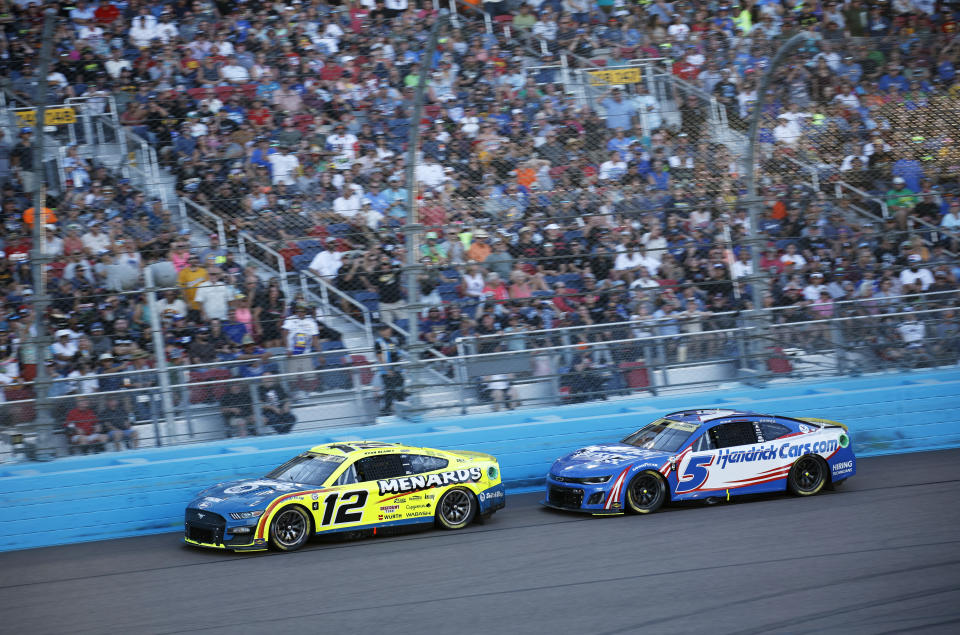 AVONDALE, ARIZONA - NOVEMBER 05: Ryan Blaney, driver of the #12 Menards/Dutch Boy Ford, and Kyle Larson, driver of the #5 HendrickCars.com Chevrolet, race during the NASCAR Cup Series Championship at Phoenix Raceway on November 05, 2023 in Avondale, Arizona. (Photo by Chris Graythen/Getty Images)