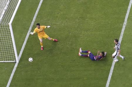 Juventus Gianluigi Buffon makes a save attacked by Barcelona Neymar. Reuters / Darren Staples