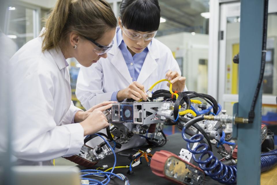 Ingenieros en una fábrica. Foto: Getty Images