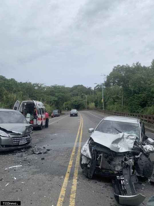 彰一三九線環山路驚傳立法院箱型車與自小客車對撞，造成一死兩傷事故，事故現場機油滿地，路過眾多上班車輛看了怵目驚心。（記者方一成翻攝）