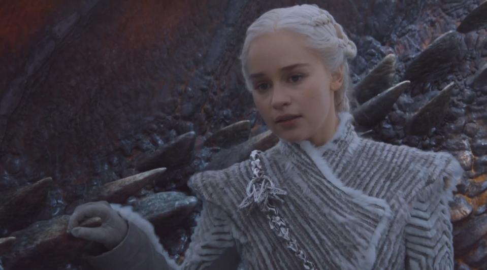 Als Daenerys Targaryen steht Schauspielerin Emilia Clarke in „Game of Thrones“ ihren Mann – und setzt ganz nebenbei auch noch Mode-Trends. (Foto: HBO)