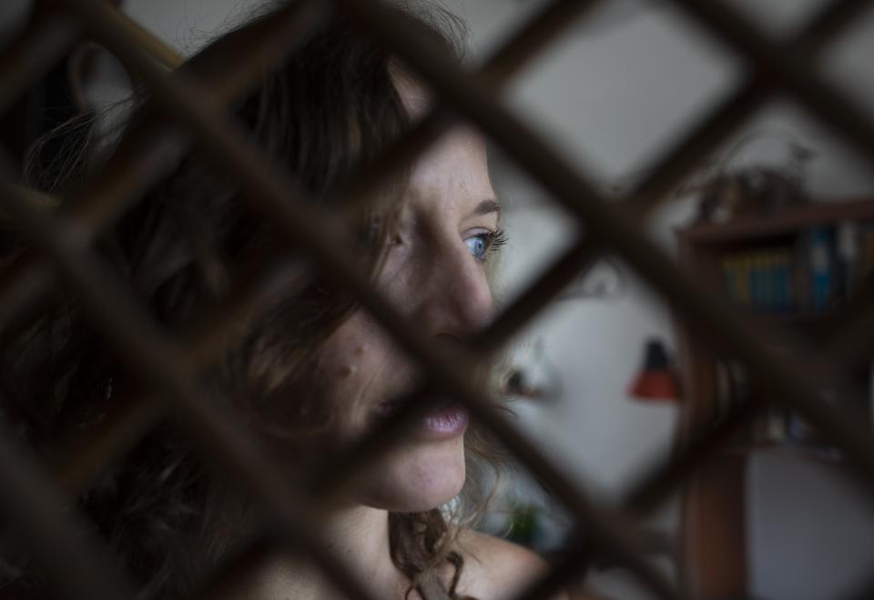 Carolina Wolf, bailarina del Ballet Teresa Carreño, posa tras una sesión de entrenamiento en la sala de su casa en Caracas, durante la cuarentena por la pandemia del coronavirus, el martes 11 de agosto del 2020. (AP Foto/Ariana Cubillos)