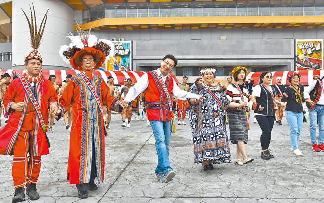 「新北市原住民族聯合文化活動」29日在板橋第一運動場舉行，族人們穿上傳統服飾，跨族攜手共跳大圍舞，副市長劉和然（左三）也受邀下場共舞。（王揚傑攝）