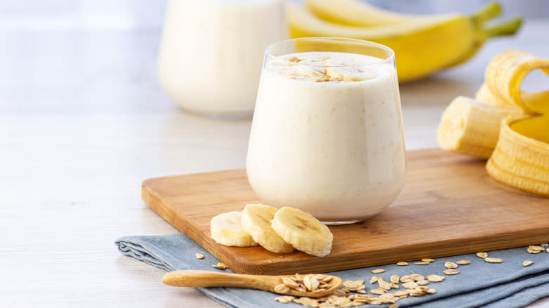 banana smoothie with bananas