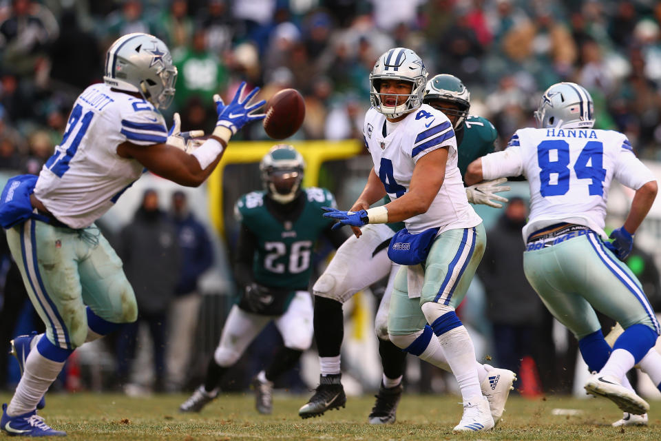 <p>Quarterback Dak Prescott #4 of the Dallas Cowboys passes to running back Ezekiel Elliott #21 against the Philadelphia Eagles during the second half of the game at Lincoln Financial Field on December 31, 2017 in Philadelphia, Pennsylvania. (Photo by Mitchell Leff/Getty Images) </p>